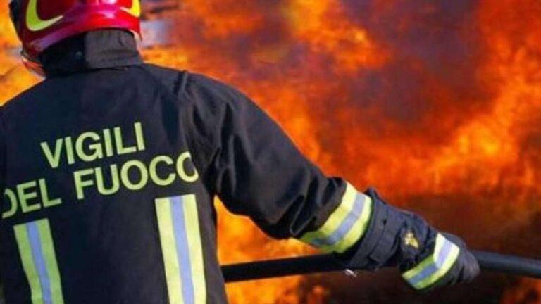 Moto da cross prende fuoco e innesca incendio in un bosco Vigili del fuoco e Carabinieri sul posto per domare le fiamme