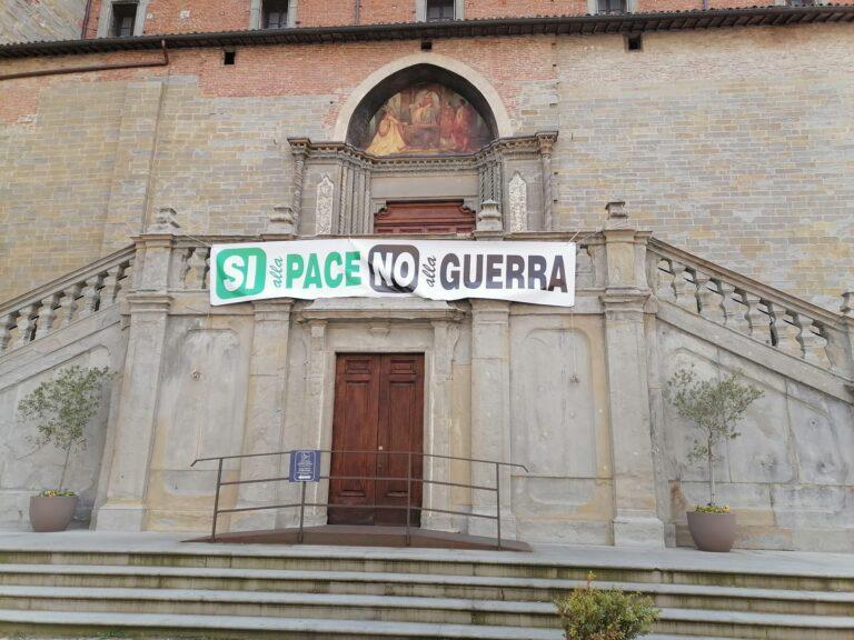 Striscione della pace esposto sulla scalinata della cattedrale, questa sera la veglia di preghiera