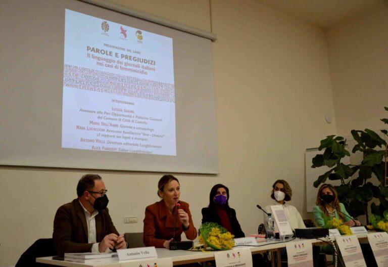 “Il modo in cui ci viene raccontato un fenomeno diventa il modo in cui noi lo percepiamo”. Per l’8 marzo presentato in biblioteca il libro di Maria Dell’Anno dal titolo “Parole e Pregiudizi – Il linguaggio dei giornali italiani nei casi di femminicidio”.