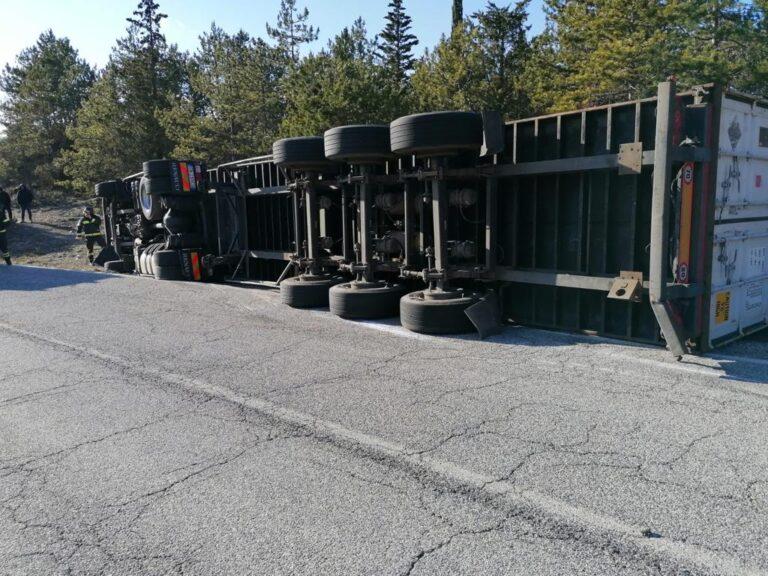 Mezzo pesante si ribalta sull’apecchiese. Sul posto la Polizia Municpale tifernate e un’unità dei Vigili del Fuoco con gru