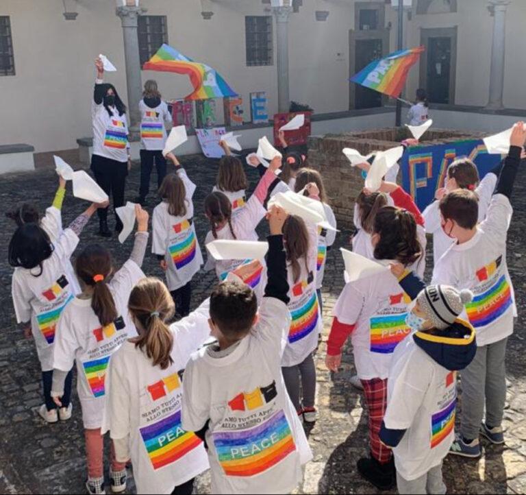 Montone – Flash mob delle scuole per la pace. Studenti e insegnanti vicini al popolo ucraino