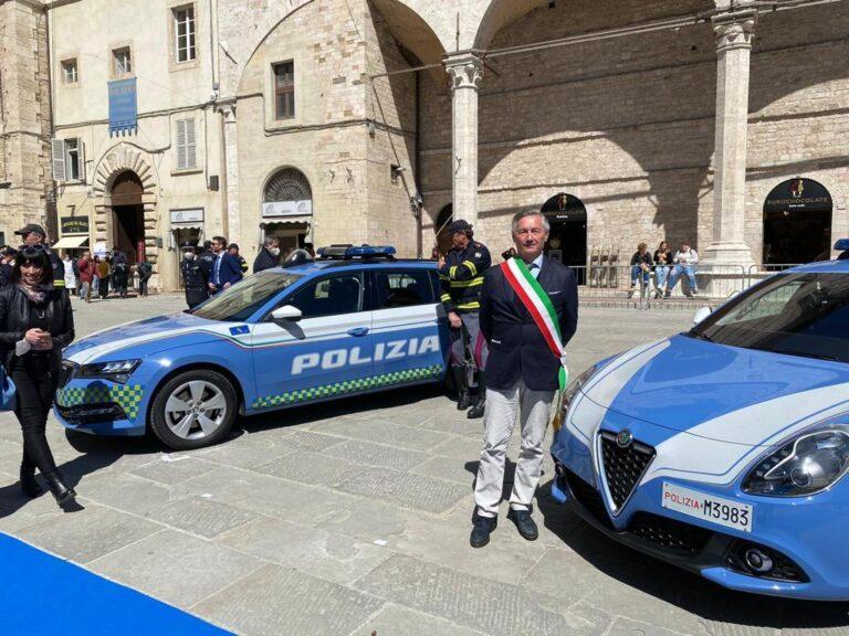 Ringraziamo le donne e gli uomini della Polizia di Stato per lo spirito di servizio con cui custodiscono la nostra libertà e la nostra sicurezza”: il messaggio del sindaco Luca Secondi per il 170° anniversario della fondazione del corpo. Il vice sindaco Giuseppe Stefano Bernicchi ha preso parte alla cerimonia di stamattina a Perugia