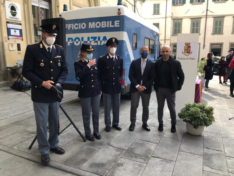 Il camper della Polizia di Stato in piazza Matteotti nell’ambito del progetto “..questo non è Amore”