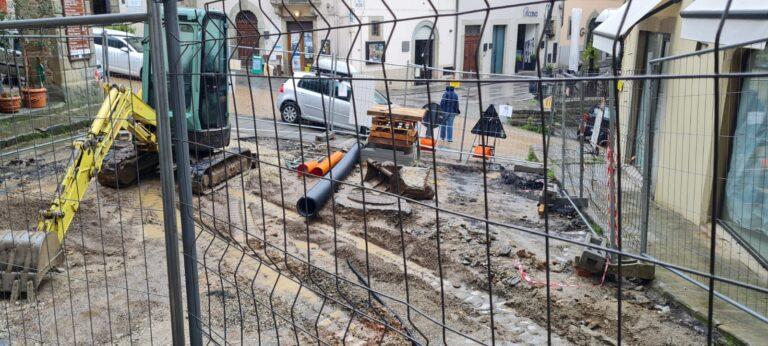 Cresce la preoccupazione dei gruppi di opposizione nel comune di Anghiari circa le modalità di conduzione dei cantieri delle opere pubbliche soprattutto quando questi interessano contesti urbani. 