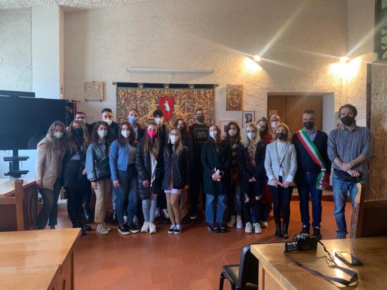 Montone – Scambi interculturali, il programma Erasmus+ torna nel borgo<br>Giovani provenienti da Italia, Ungheria, Romania e Spagna si confrontano sul tema del teatro