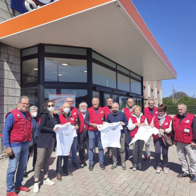 Il centro commerciale castello dona magliette e gilet all’associazione Anteas