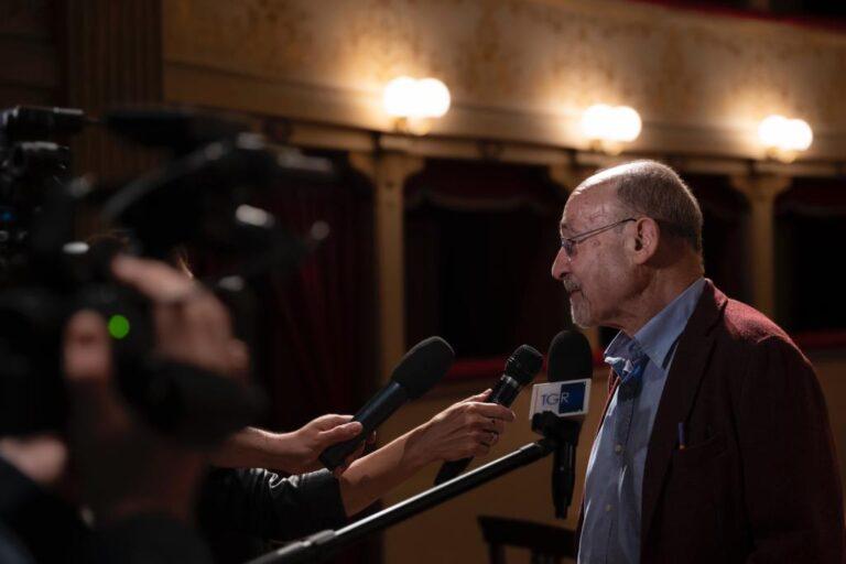 Dove nasce la musica di Salvatore Sciarrino: giornalisti, filosofi, musicisti e tanti cittadini alla serata “Parliamo di musica”, incontro della città con il maestro, che eccezionalmente suona i dobachi durante l’esecuzione de Il legno e la parola