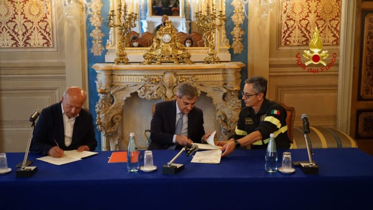 Firma della convenzione per la rimozione delle alberature seccagginose pericolanti o cadute in alveo tra Direzione regionale dei Vigili del Fuoco dell’Umbria e Regione Umbria