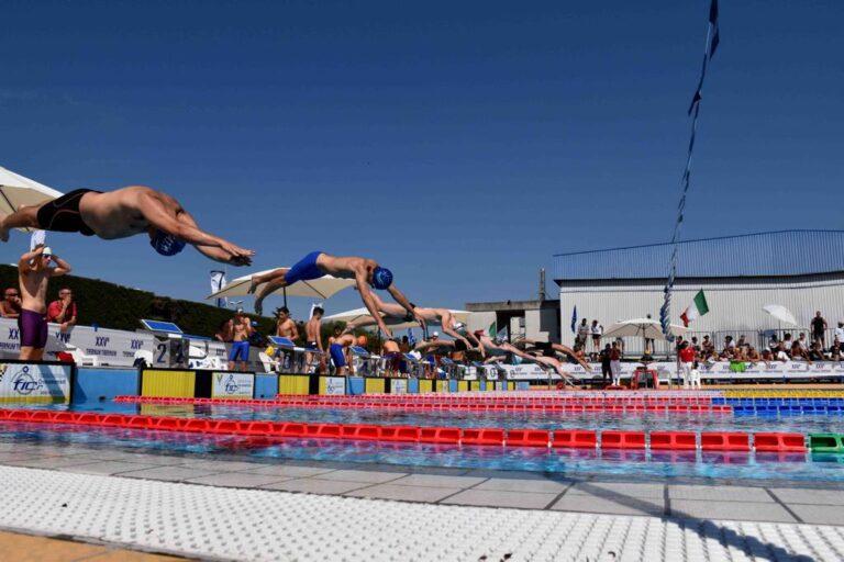 Spettacolo di alto livello alla piscina comunale di Città di Castello nel fine settimana del XXV Meeting Nazionale Tifernum Tiberinum, vinto dal Nuoto Club Azzurra 1991 di Bologna