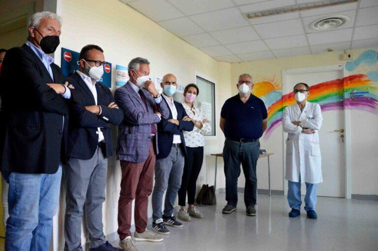 Ospedale Città di Castello, donazione alla Pediatria. I genitori del piccolo Gianmaria hanno donato arredi e tinteggiato anche con dei disegni le pareti di tre ambulatori