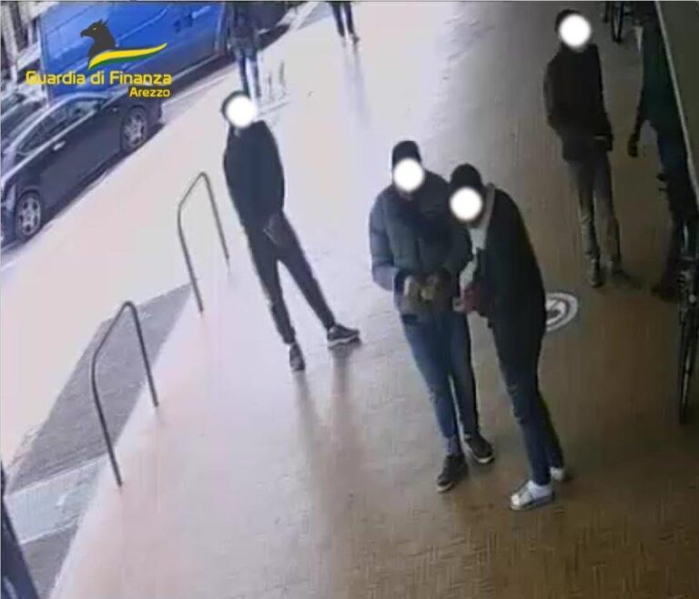 Operazione di contrasto allo spaccio di sostanze stupefacenti ad Arezzo zona “campo di marte”. Emesso provvedimento di divieto di dimora, a carico di quattro soggetti