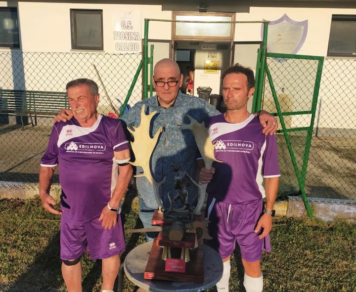 A 82 anni indossa scarpini, calzoncini corti e maglietta della squadra del paese e scende in campo. Lorenzo Guazzolini, noto imprenditore e dirigente sportivo protagonista a Piosina del calcio d’inizio e di alcuni scampoli di gioco: “l’età non conta”, ha detto con il solito sorriso 