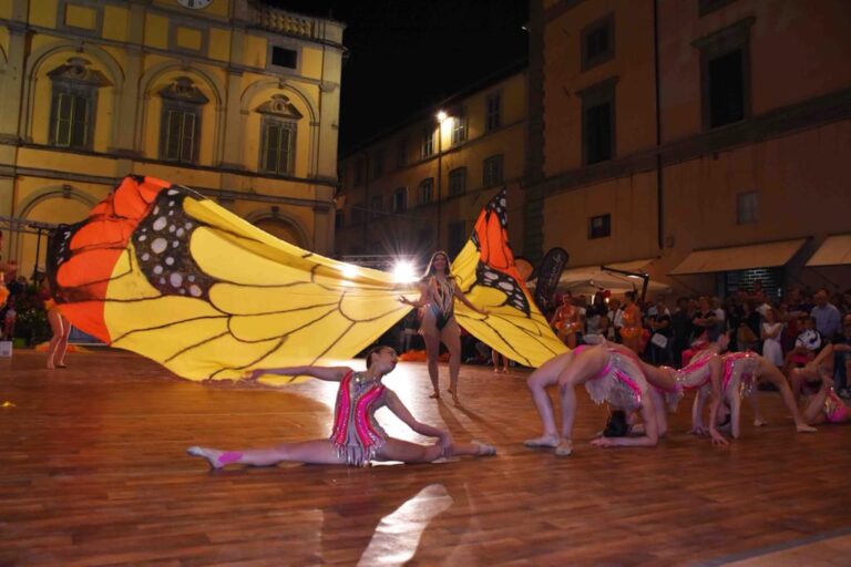 Successo per la Notte Fucsia. Musica, Show ed eventi per una notte di intrattenimento per tutti e tutte e di impegno