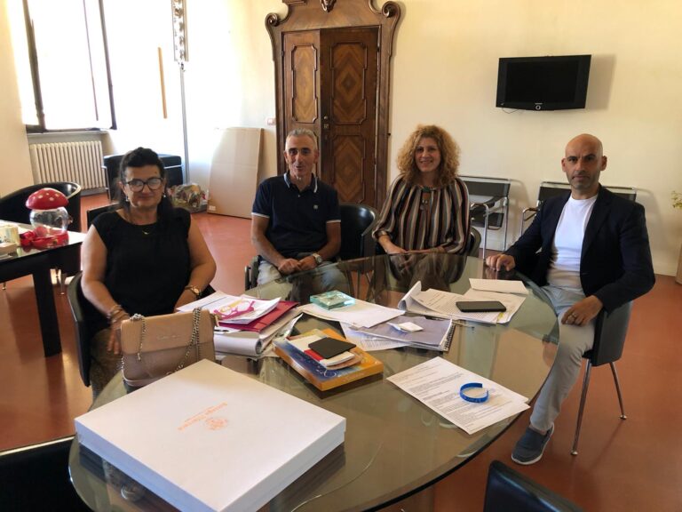 Incontro in comune fra il sindaco Luca Secondi e i rinnovati vertici dell’associazione “Il Mosaico 2.0” – Abbattimento delle barriere architettoniche, trasporti e qualità della vita gli argomenti affrontati anche in un confronto con l’assessore alle Politiche Sociali, Benedetta Calagreti.