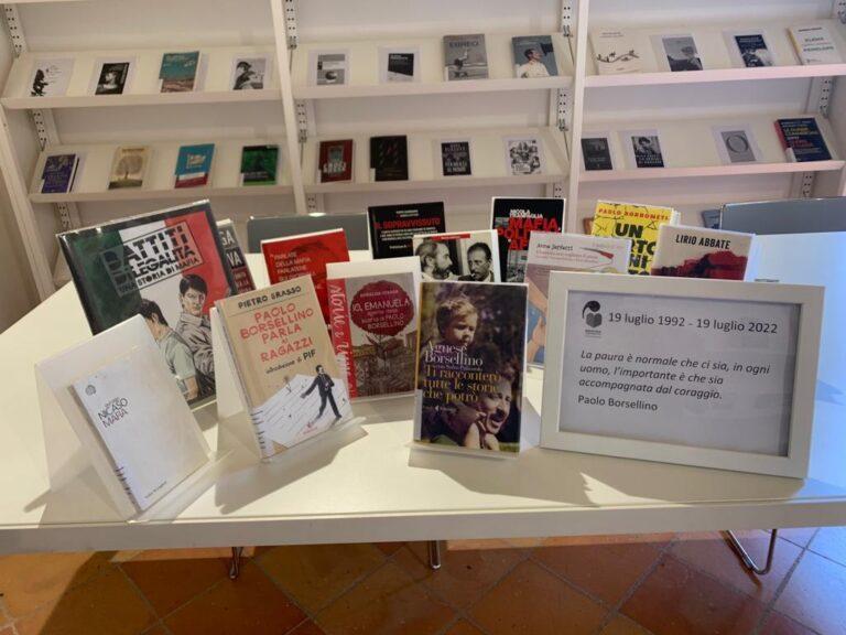 Una sezione della biblioteca “Carducci” con libri, raccolte e titoli a “tema” dedicati alla lotta alla mafia, agli “eroi” e Servitori dello Stato nel giorno in cui a distanza di 30 anni si ricorda il sacrificio di Paolo Borsellino