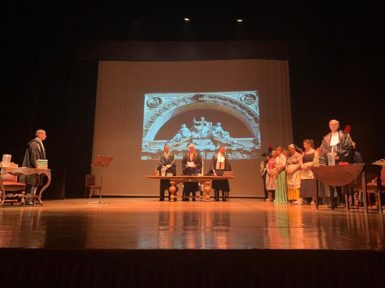 Successo ieri sera al Teatro comunale degli Illuminati per il “Processo Storico”, lo spettacolo di beneficenza nel segno delle pari opportunità promosso dall’Associazione Avvocati Matrimonialisti Italiani (AMI), Comune di Città di Castello e dal comitato di Città di Castello della Croce Rossa Italiana.
