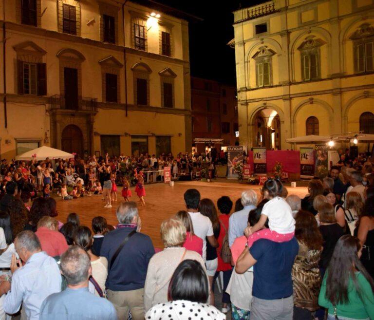 Domani nel centro storico negozi aperti di sera e intrattenimento per tutte le età: appuntamento con il Gioco dell’Oca gigante e l’animazione per i bambini in piazza Matteotti e con lo spettacolo “Rischianiente” del Club.8.3 in piazza Gabriotti