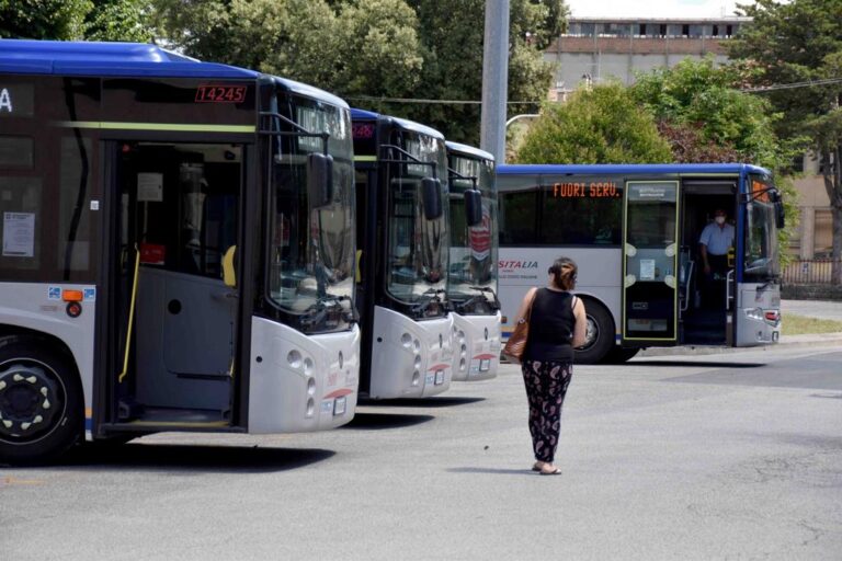 Trasporto pubblico locale: il sindaco Secondi e l’assessore Braccalenti scrivono al gestore e alla Regione per lamentare l’assenza di confronto sulla riduzione estiva delle corse e delle percorrenze chilometriche su gomma: “no ai tagli sul trasporto scolastico dal 15 settembre” 