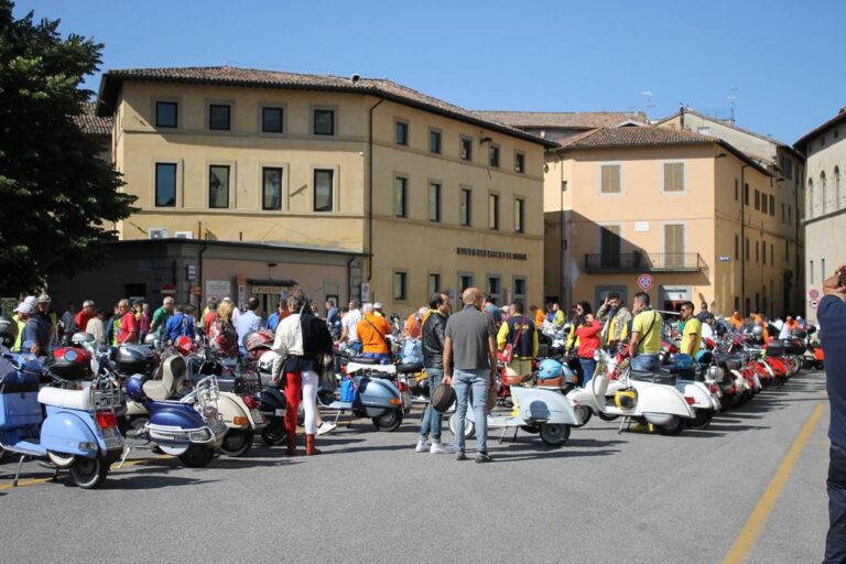 Domenica tutta da vivere nel centro storico con Retrò e le oltre 50 vespe d’epoca protagoniste della prima edizione de “La Tortuosa”. 