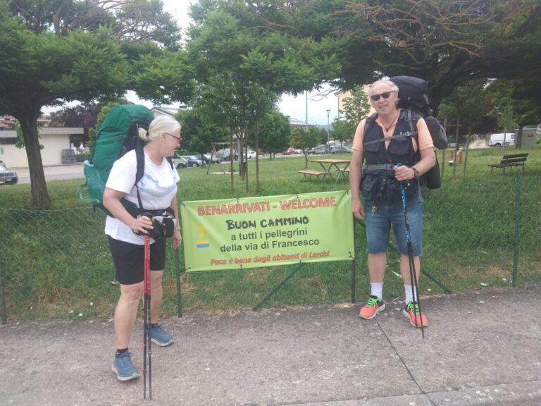 Un cartello vicino alla chiesa e all’ingresso del paese per dare il benvenuto ai pellegrini e camminatori che percorrono “La Via di Francesco”