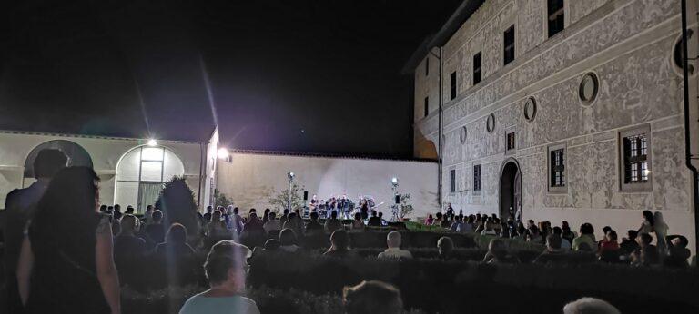 Oltre 200 persone ieri sera al concerto “blues” nel giardino della Pinacoteca comunale 