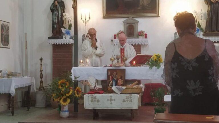 Mattarelli, mestoli da cucina, grembiuli, tovaglie, chiavi ed altri utensili del “mestiere” di casalinga e casalingo, benedetti questa mattina, come da tradizione, nella suggestiva chiesa di Astucci