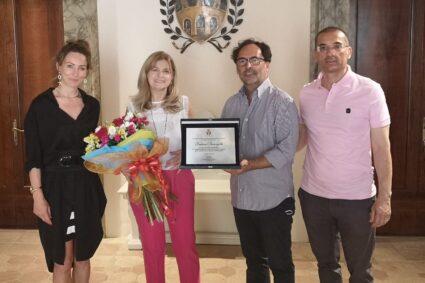 Salutata e ringraziata in Municipio la dirigente scolastica del Campus “Da Vinci” Franca Burzigotti 