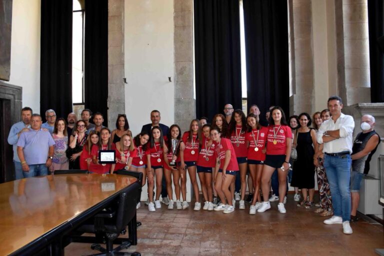 La ragazze della Pallavolo Città di Castello premiate dall’assessore allo Sport Riccardo Carletti per la conquista del titolo regionale under 13