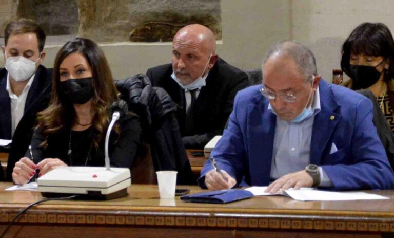 Strisce blu gratuite per le auto elettriche: interrogazione dei consiglieri comunali, Monia Paradisi e Massimo Minciotti (Pd)