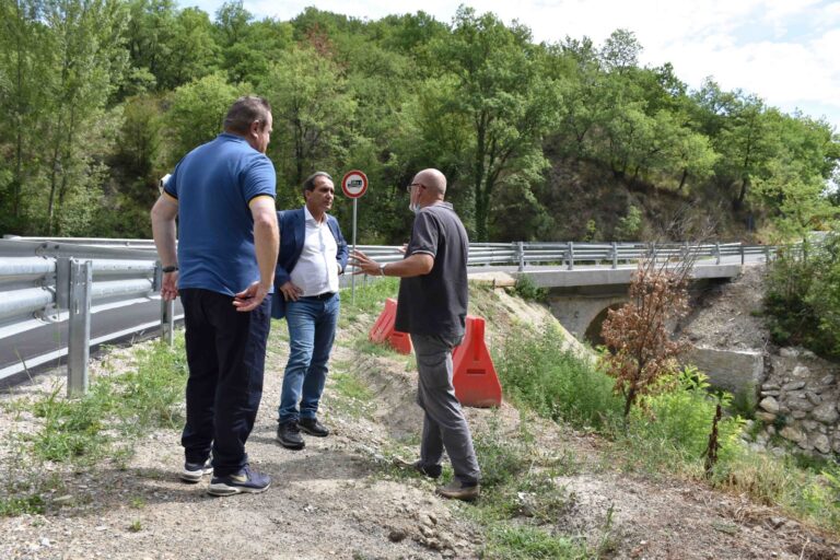 Viabilità – Città di Castello, numerosi interventi per migliorare la sicurezza delle strade e rafforzamento ponte in località Sasso. Sopralluogo del consigliere delegato Landrini insieme al sindaco Secondi e assessore Carletti.