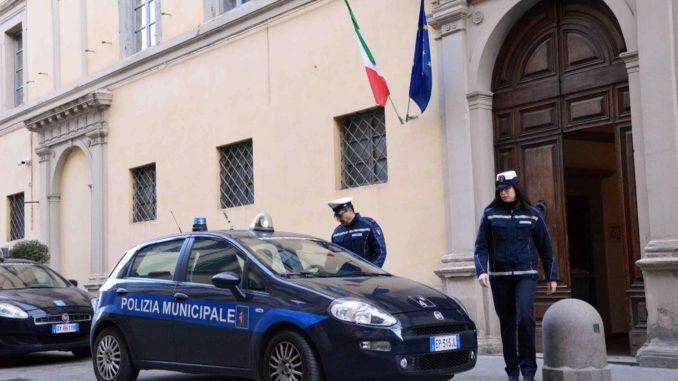 Urta con la moto una donna in bicicletta e non si ferma, necessario l’intervento del 118, si cerca l’autore dell’incidente