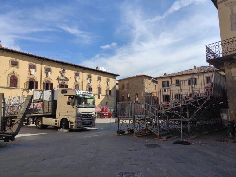 Feste del Palio, la città si prepara. Montaggio delle tribune in Piazza 
