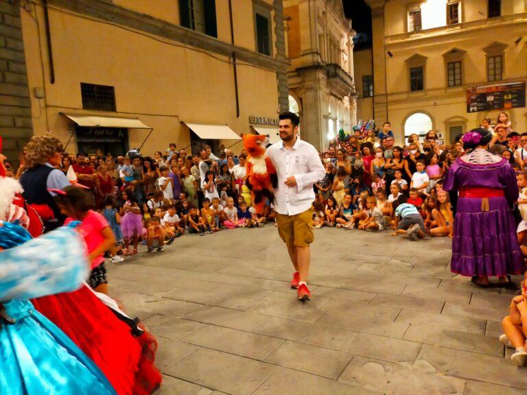 Grande pubblico ieri sera in centro storico per la parata Walt Disney, con guest star Andrea Radicchi, e lo shopping sotto le stelle 