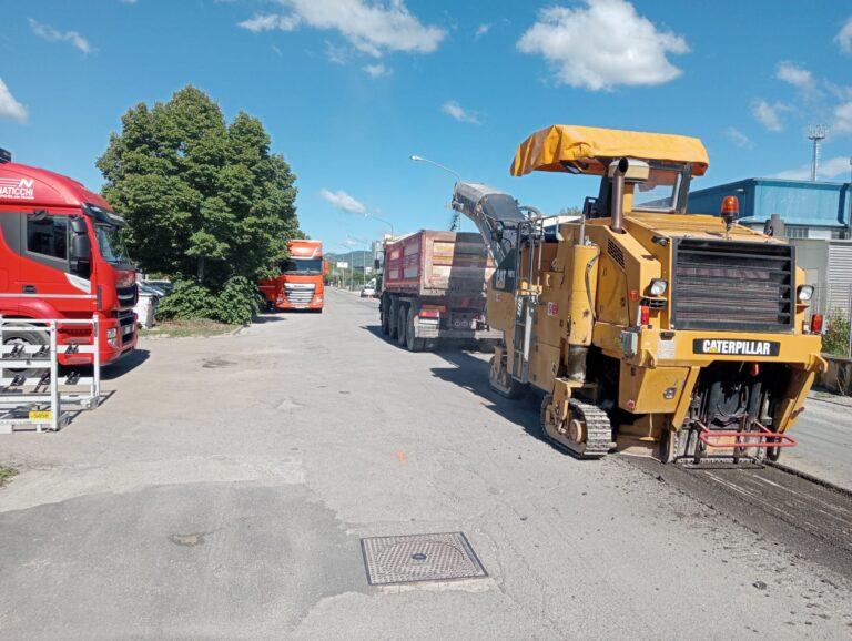 Iniziati nuovi interventi di rifacimento degli asfalti nella zona industriale di via Madonna del Moro 