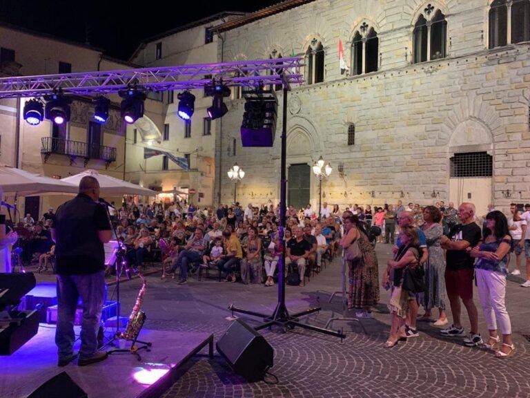 Successo in piazza Gabriotti per la musica di “Francesco e l’orchestra all’italiana” 