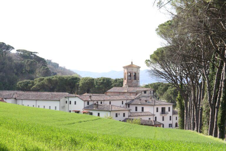Dall’Abbazia di Montecorona al Monastero di Santa Croce in Fonte Avellana: giovedì 25 agosto si inaugura il Cammino Camaldolese di San Benedetto