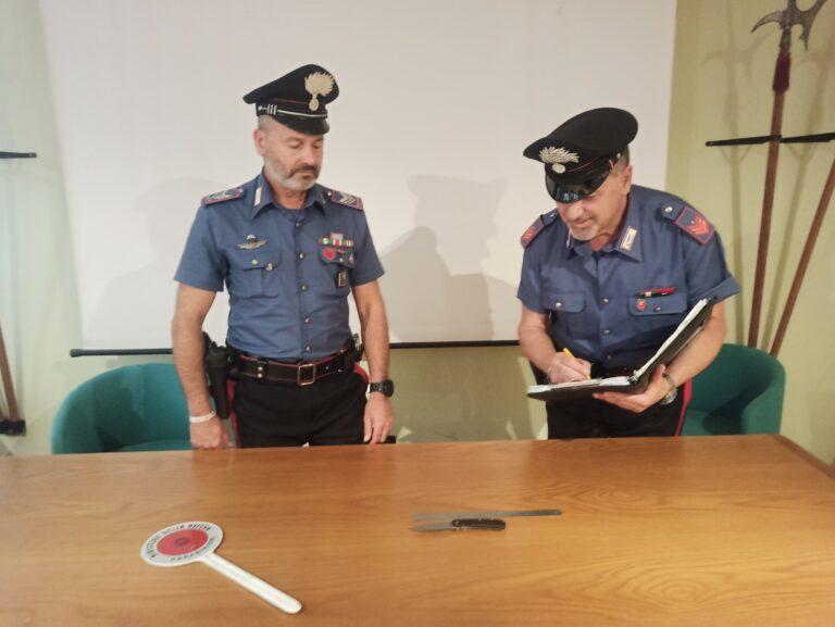 Nasconde un coltello nella tasca dei pantaloni e fornisce false generalità”. Giovane tunisino denunciato dai Carabinieri