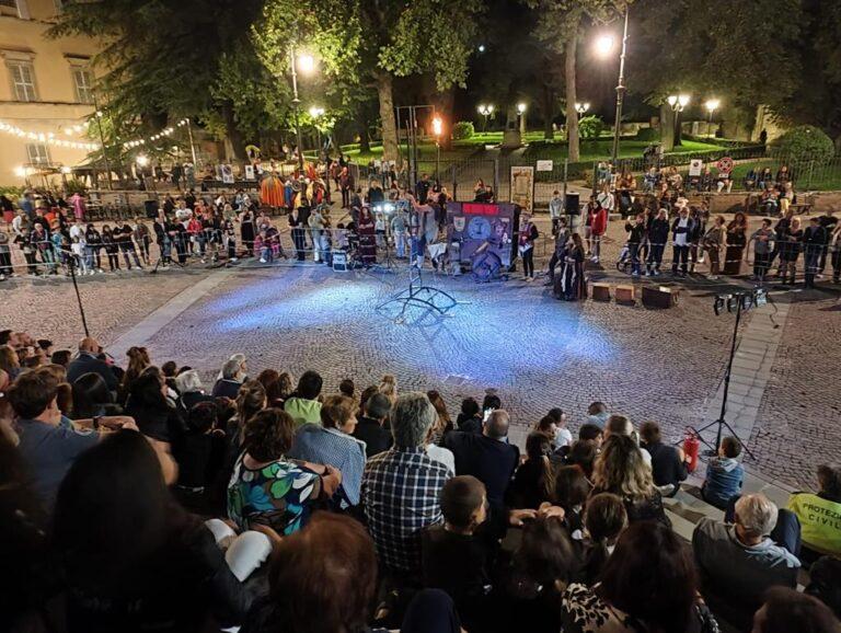 Presenze record alla XIX°esima edizione della Rievocazione Storica “Prato 1865 che si è conclusa con la consegna della targa di socio onorario della Società Rionale al vescovo monsignor, Luciano Paolucci Bedini, da domenica scorsa “prataiolo”