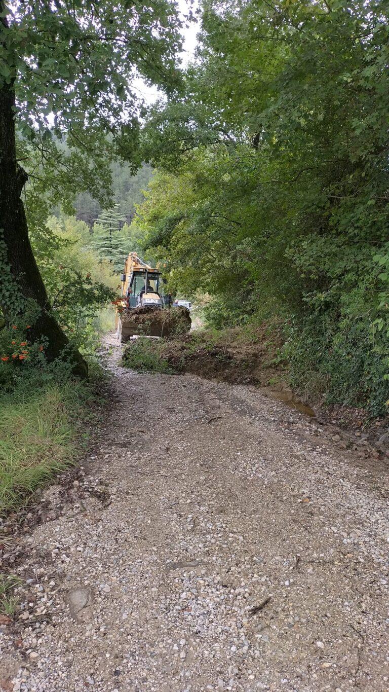 Strada ostruita da fango e dettiti a fontecchio, necessario l’intervento delle squadre operative del comune per ripristinare la fruibilita’