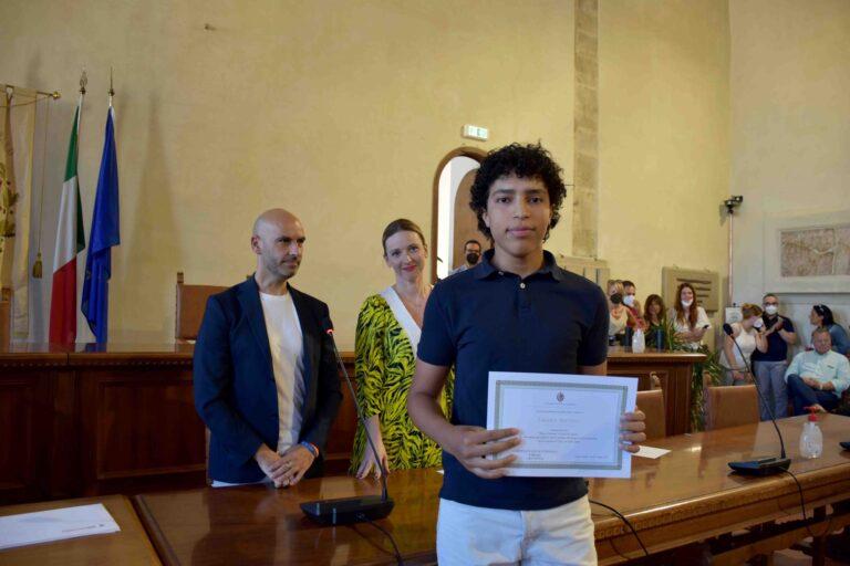 Le congratulazioni dell’assessore ai Servizi Educativi Letizia Guerri a Zakaria Ghouiza, giovane studente tifernate che sarà nominato Alfiere del Lavoro dalla Presidenza della Repubblica 