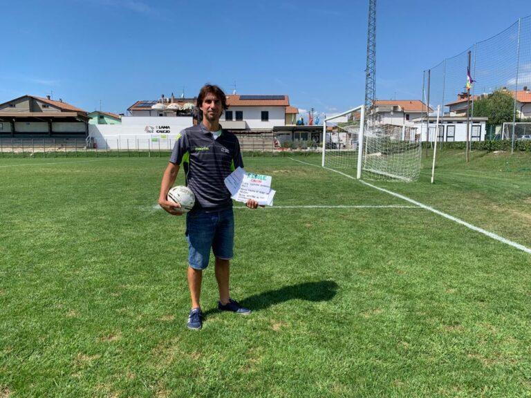 Baby-calciatori a scuola di fair play prima di scendere in campo ed iniziare a tirare i calci al pallone – Inedita iniziativa a Lama che ha visto protagonisti un gruppo di bambini della scuola calcio ed il loro allenatore, Luca Puletti