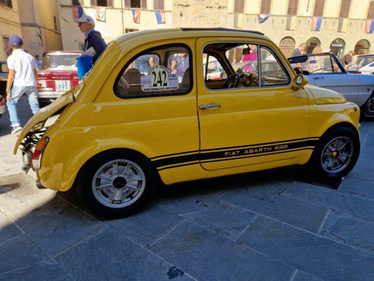 La città di Sansepolcro ha accolto questa mattina la carovana di auto storiche che ha elegantemente invaso e animato piazza Torre di Berta