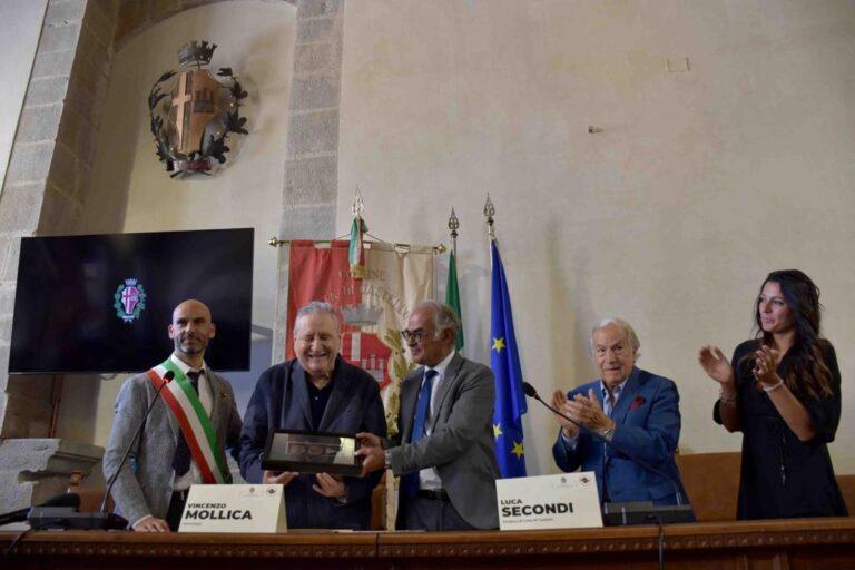 Vincenzo Mollica cittadino onorario di Città di Castello, la città “rinascimentale” di Alberto Burri e Monica Bellucci che dal Festival del Cinema di Venezia con un video-messaggio gli tributa affetto e riconoscenza