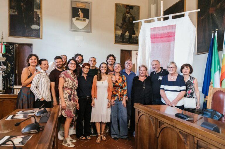 Presentato il drappo del palio della balestra 2022, un progetto ideato dal duo artistico Bianco-Valente e coordinato da capotrave/kilowatt