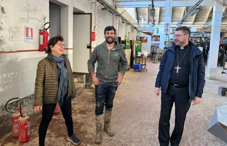 Alluvione: il Vescovo Luciano Paolucci Bedini visita Pietralunga per incontrare parroco, sindaco, volontari e abitanti colpiti dal maltempo
