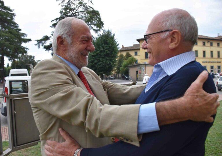 XXII Mostra Mercato del Libro Antico: il primo abbraccio dopo 50 anni tra l’onorevole Mario Capanna e l’infettivologo Massimo Galli