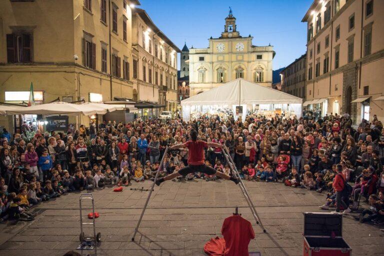 Altrocioccolato, ricette per abitare il futuro. Al via la tre giorni di festa del cioccolato equosolidale. Alle 19 concerto in piazza (largo Gildoni) con La Falegnameria Marri