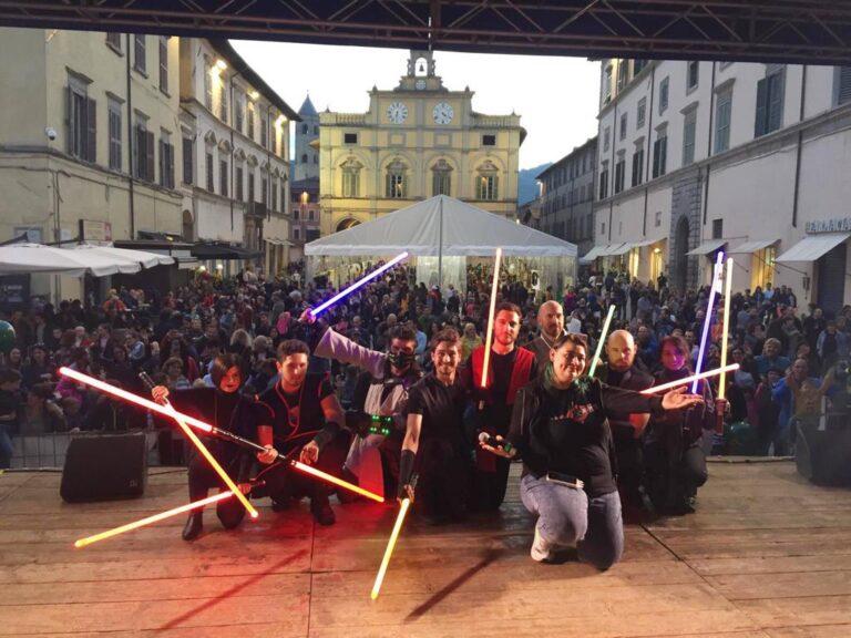 L’assessore Guerri presenta gli eventi di domenica 16 ottobre: “con Retrò, Tiferno Comics & Games e i negozi aperti tutte le piazze principali del centro storico saranno piene di attrazioni, un’occasione irripetibile per trascorrere la giornata a Città di Castello”. 