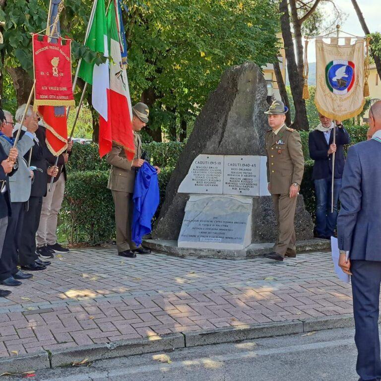 Il ricordo di “tutti i caduti” a Trestina con una toccante cerimonia e la ricollocazione della lapide originaria del 10 Agosto 1924 alla base del monumento