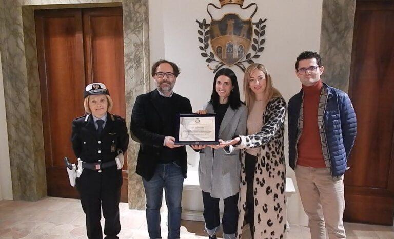 Salvano la vita a due persone colte da arresto cardiaco, premiati in Comune Linda Antonini e Carlo Ciarapica